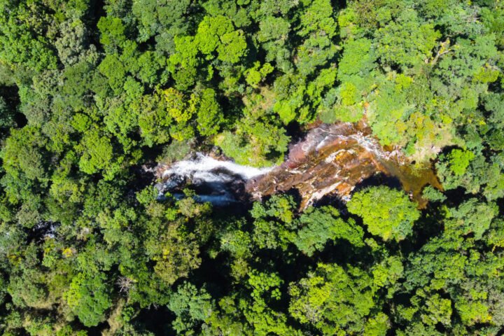 foto aérea da queda d'água em são josé dos pinhais